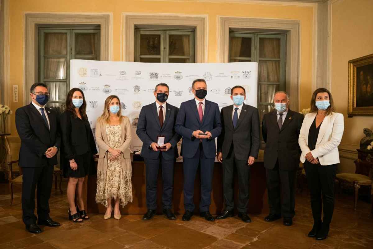 Palermo celebra nuovi cavalieri e un commendatore in un evento di prestigio