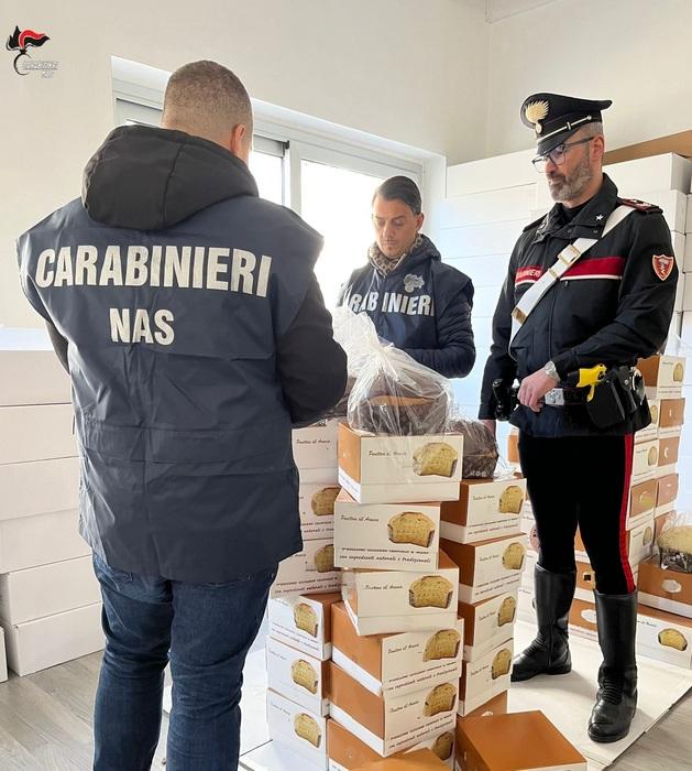 Panettoni scaduti in vendita: scoperta shock durante i controlli