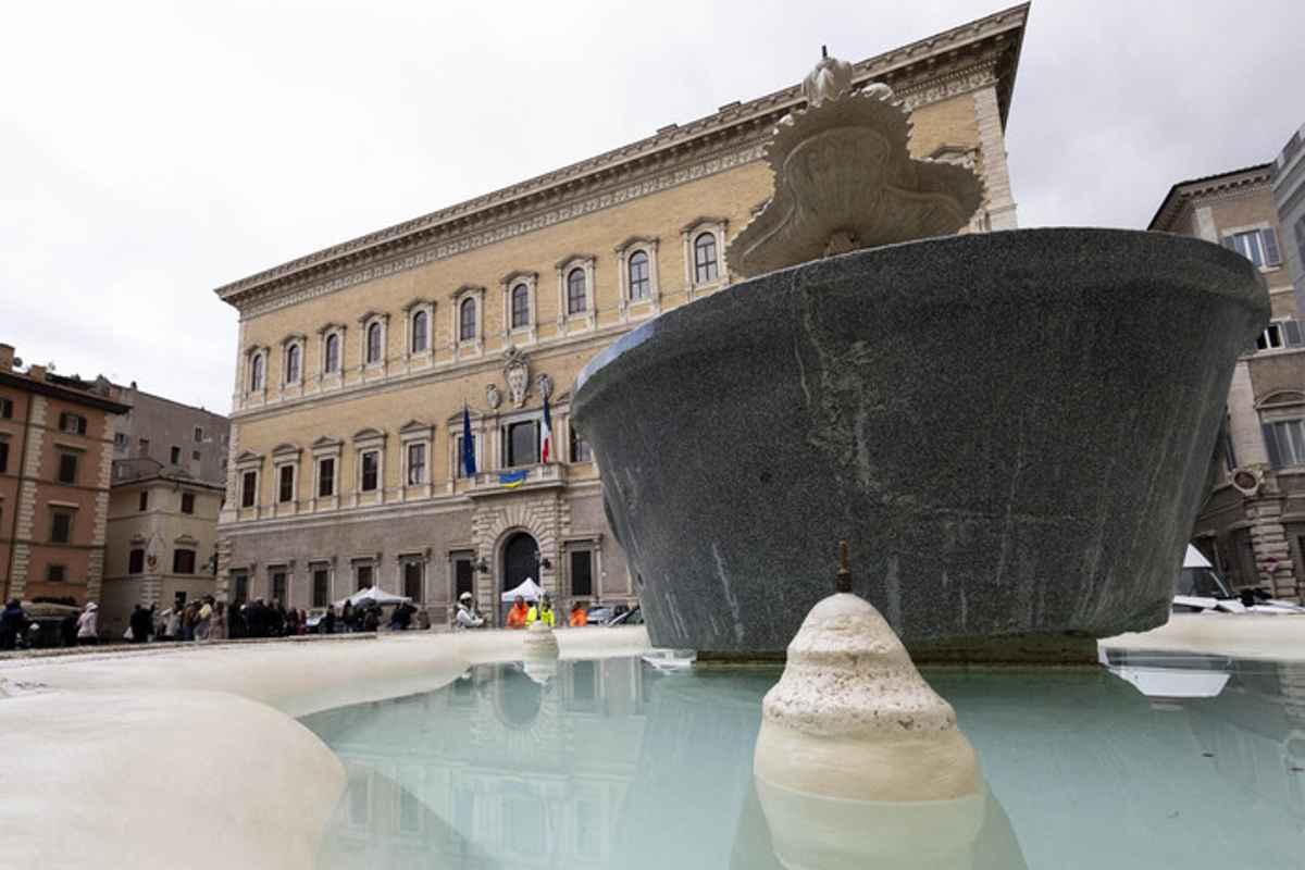 Piazza farnese si trasforma: il restauro di palazzo e fontane riporta nuova vita