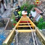 Salvataggio straordinario: i vigili del fuoco aiutano donna di 150 kg a lasciare la sua casa