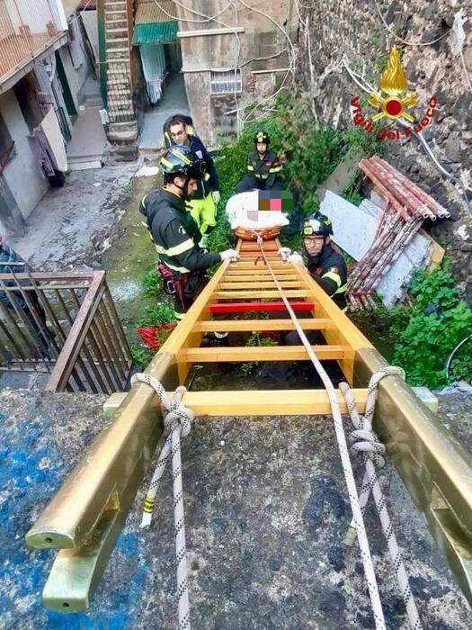 Salvataggio straordinario: i vigili del fuoco aiutano donna di 150 kg a lasciare la sua casa