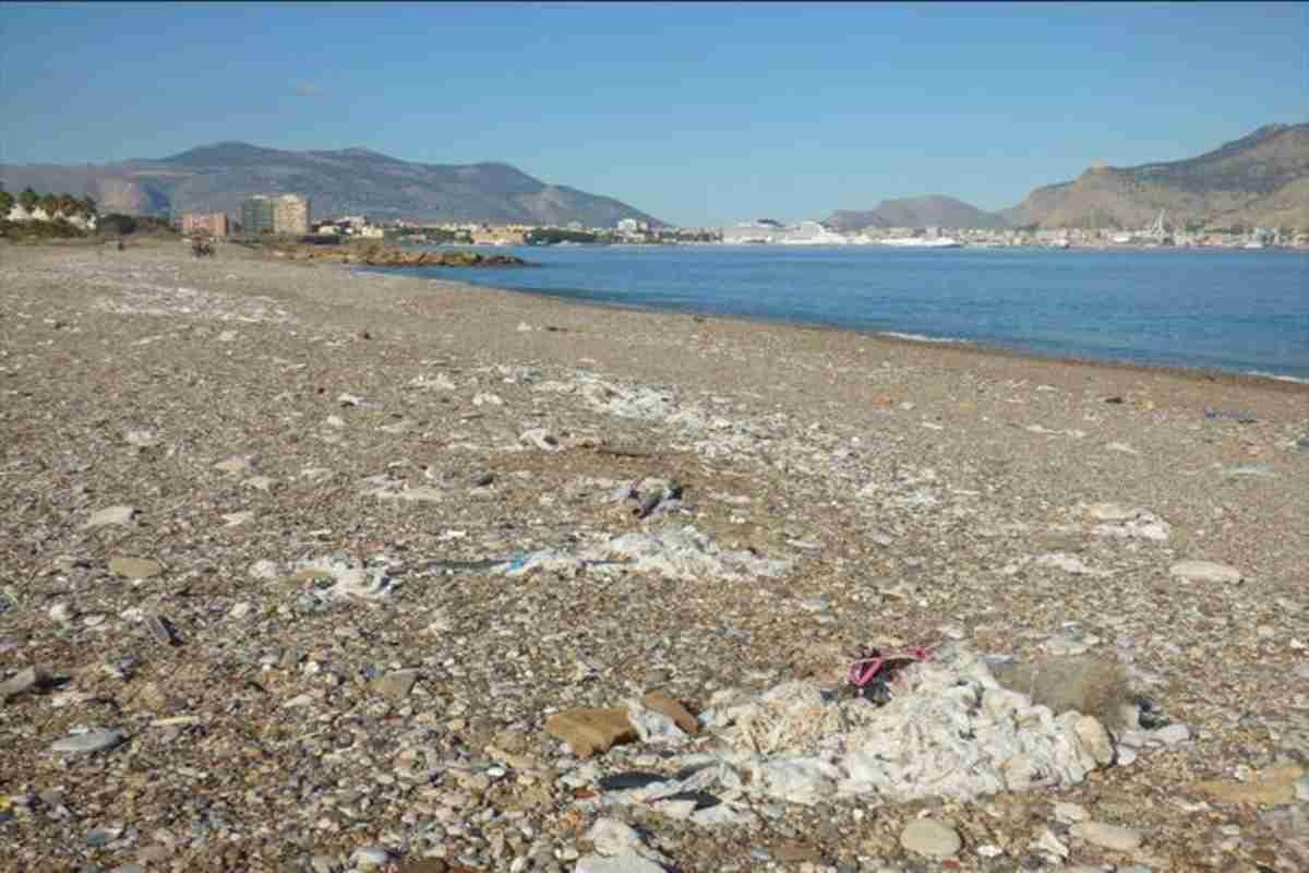 Scoperta inquietante: salviette igienizzanti inquinano la costa sud di palermo