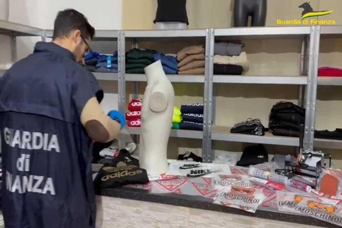 Scoperta un'industria del falso in un garage: 3.000 capi sequestrati