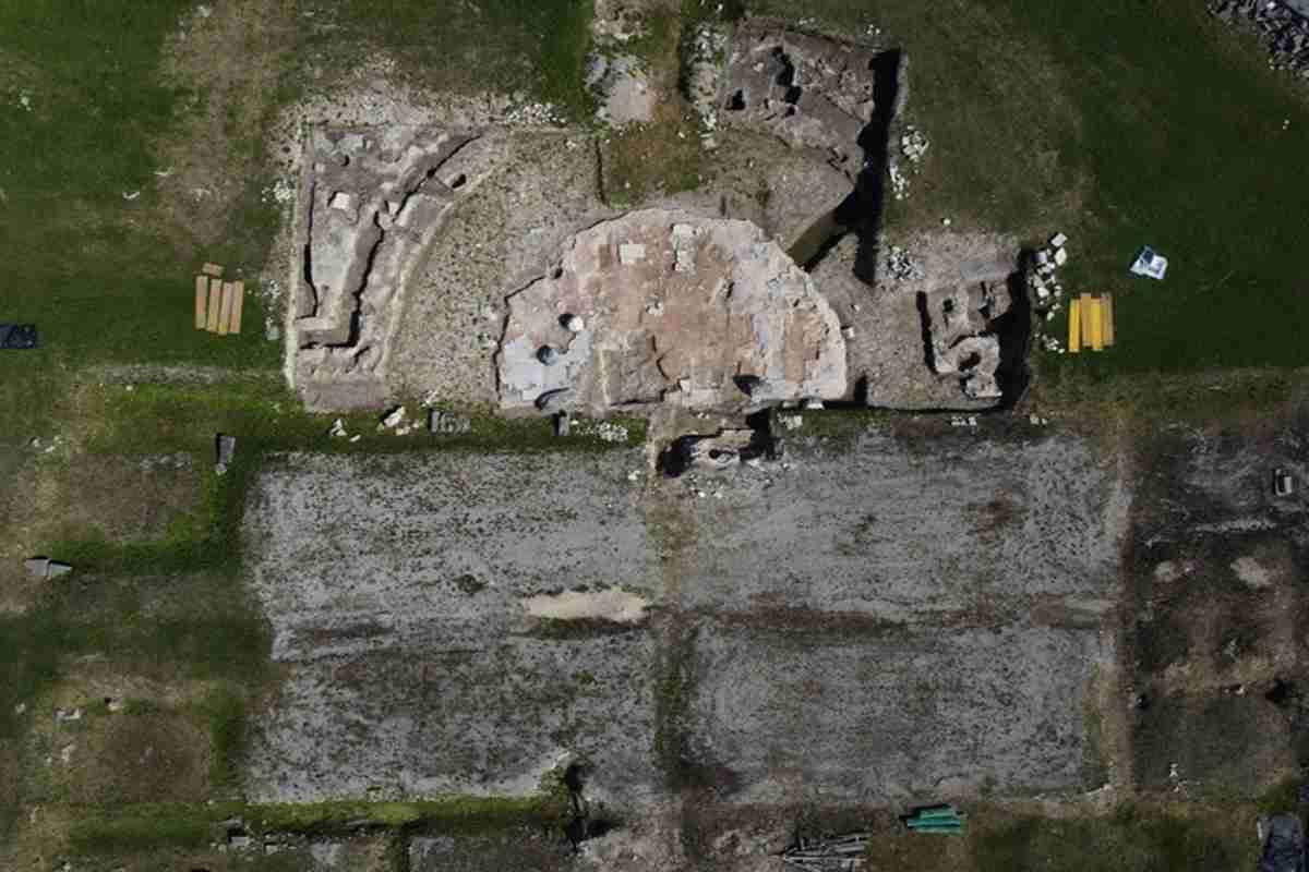 Scoperte straordinarie alle terme di aquileia: un'abside e una colonna monumentale riemergono dal passato