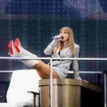 Taylor swift festeggia 35 anni e continua a scrivere la sua storia di successi