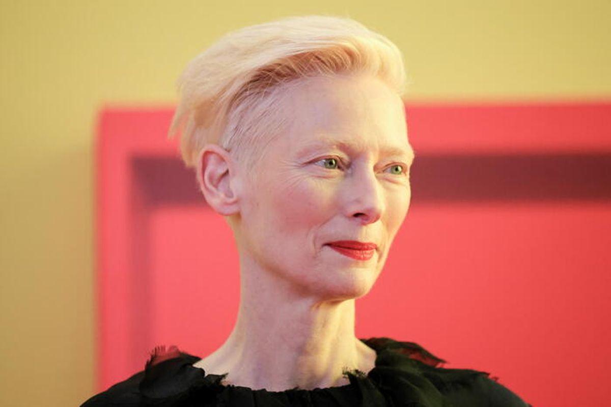 Tilda swinton riceve l'orso d'oro per la carriera al festival di berlino