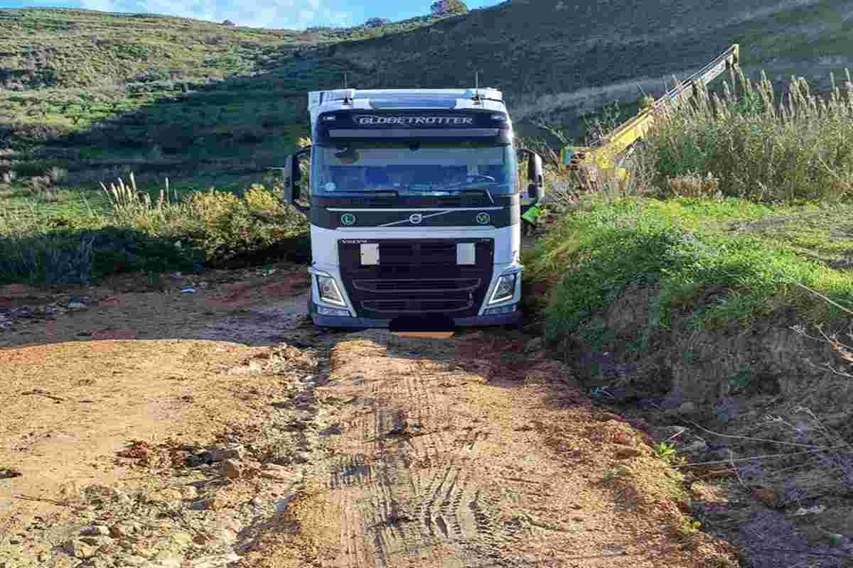 Tir incastrato: la navigazione sbagliata porta a un imprevisto nel trapanese