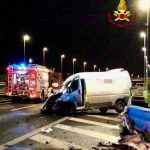 Tragedia a catania: furgone collide con autocisterna, un morto