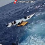 Tragedia a lampedusa: sette salvati, venti migranti scomparsi nel mare