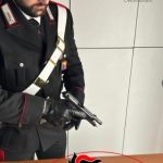 Arrestato dopo aver minacciato compagna e amica con una pistola