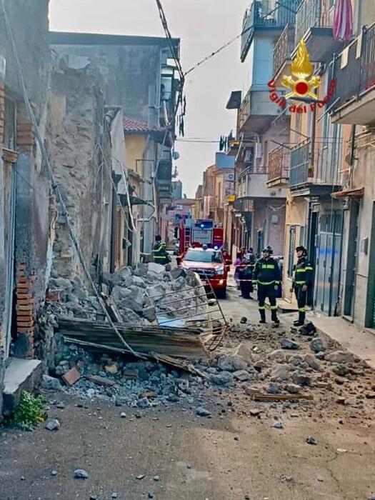 Crollo di edificio abbandonato nel catanese provoca danni a un'auto