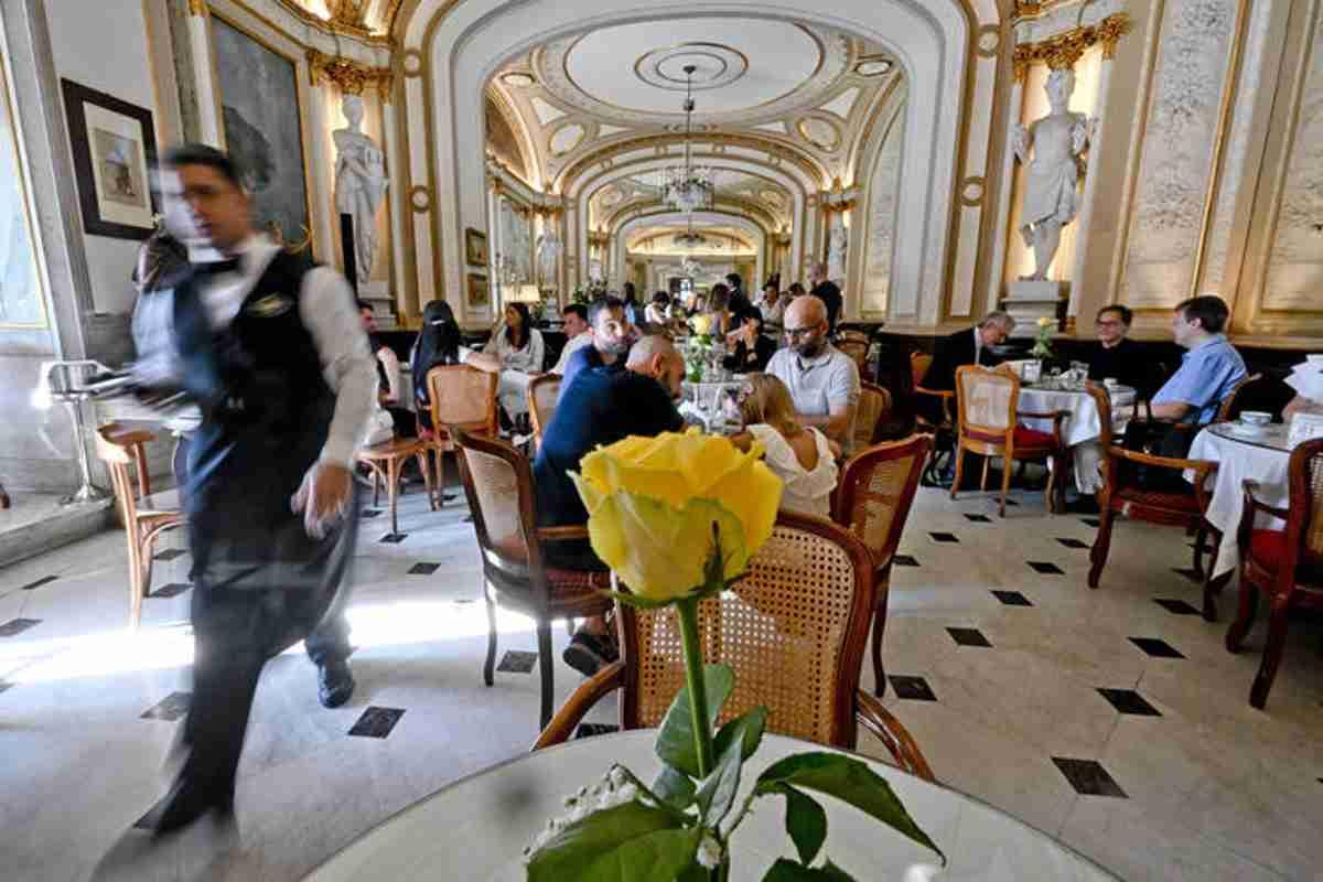 Domani riapre il leggendario caffè gambrinus di napoli