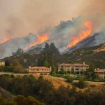 Elisabetta canalis condivide la vista mozzafiato delle fiamme di los angeles dalla sua casa