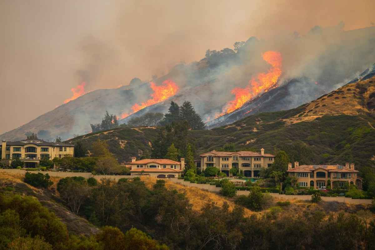 Elisabetta canalis condivide la vista mozzafiato delle fiamme di los angeles dalla sua casa