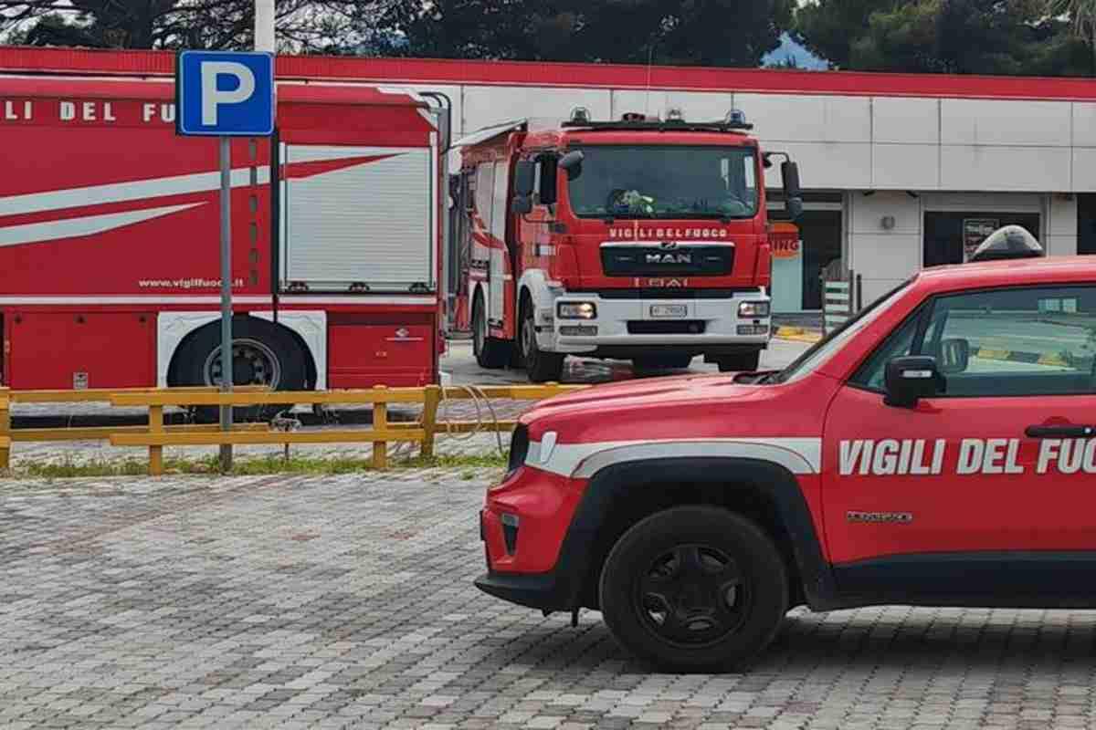 Fiamme e violenza a palermo: pompieri sotto attacco durante gli incendi di rifiuti