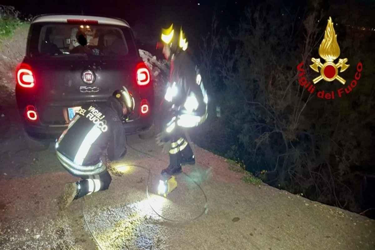 Frana blocca famiglia, pompieri in azione per il salvataggio