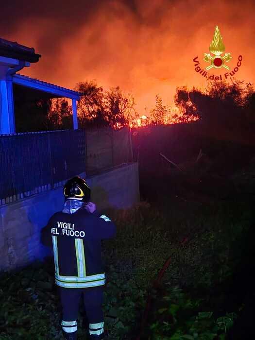 Incendio devasta la zona vicino all'oasi del simeto, si indaga su origine dolosa