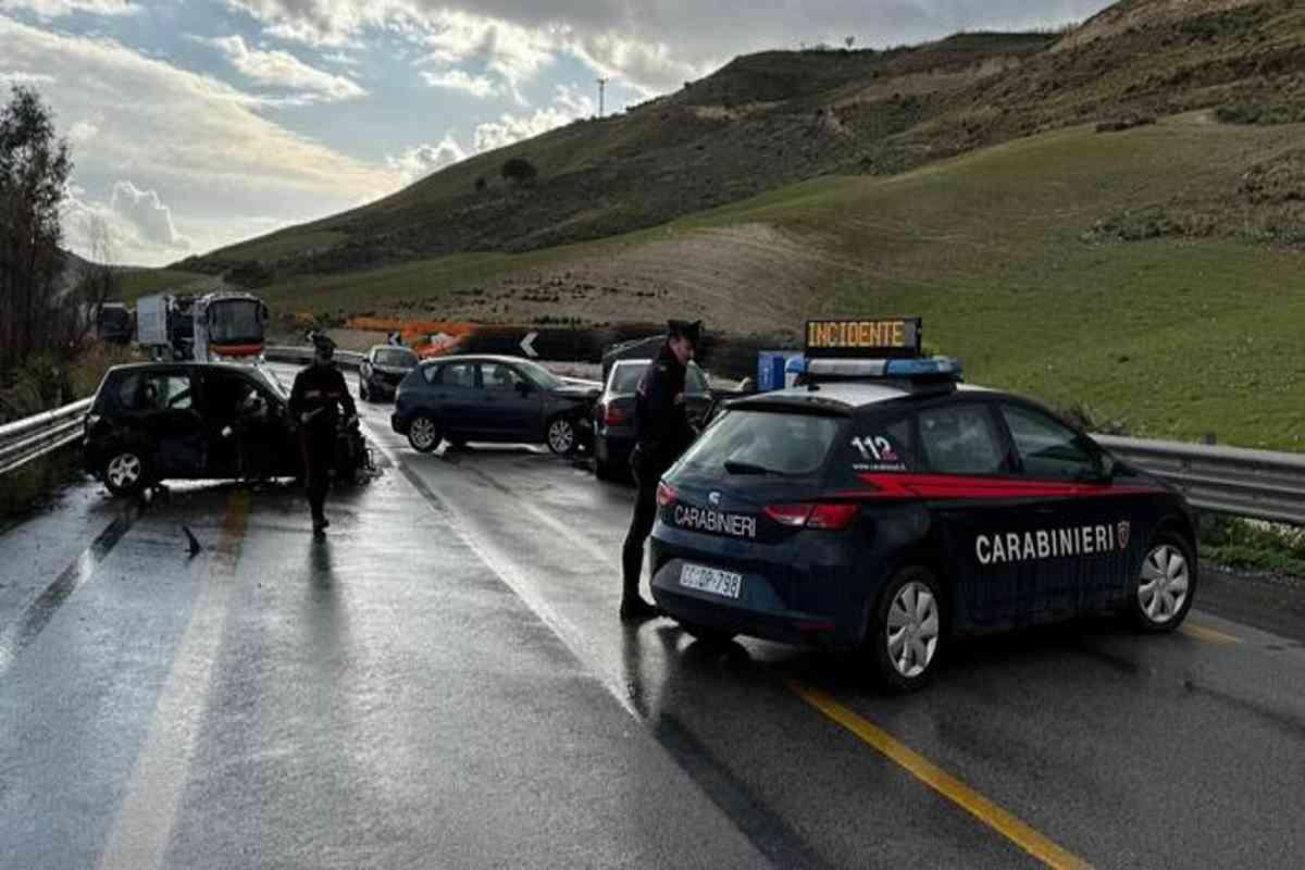 Incidente nel catanese: quattro auto coinvolte e diversi feriti