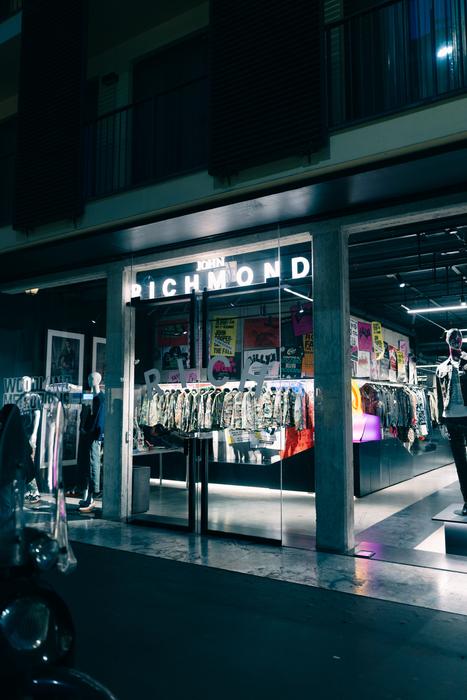 John richmond reinventa lo store milanese come un centro di creatività