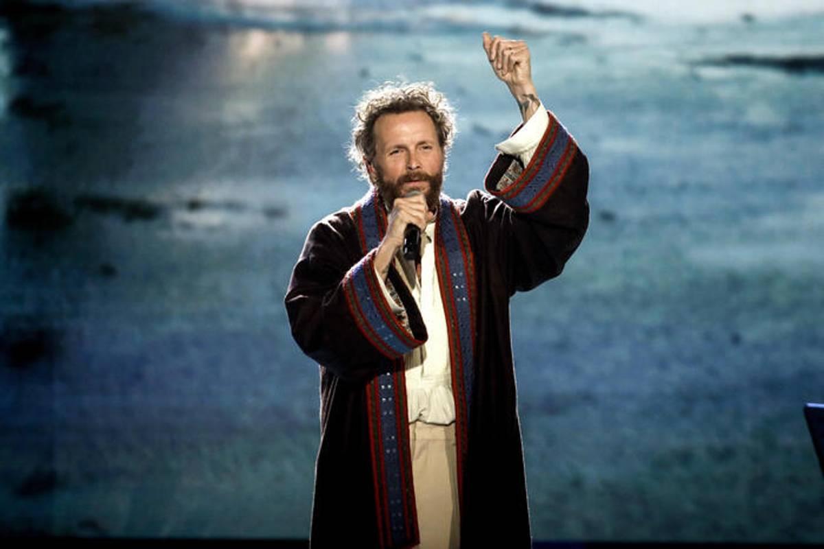 Jovanotti accende sanremo come primo superospite