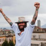 Jovanotti trasforma i laghi di fusine in un palcoscenico per ciclisti