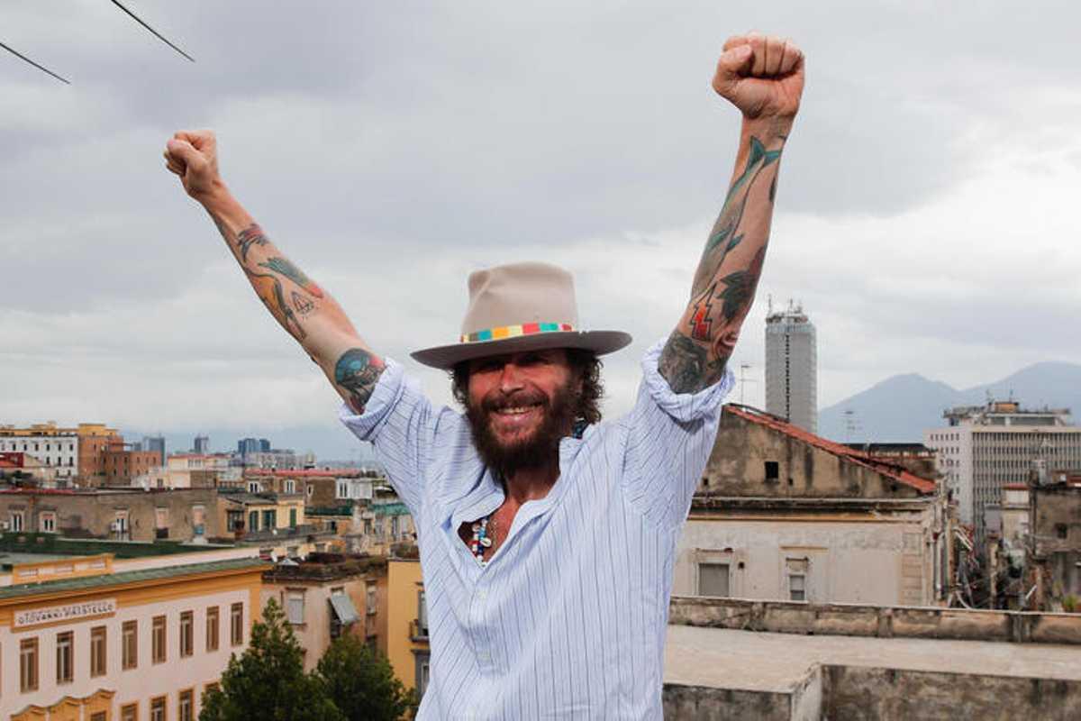 Jovanotti trasforma i laghi di fusine in un palcoscenico per ciclisti