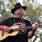 Neil young sorprende tutti e partecipa al festival di glastonbury