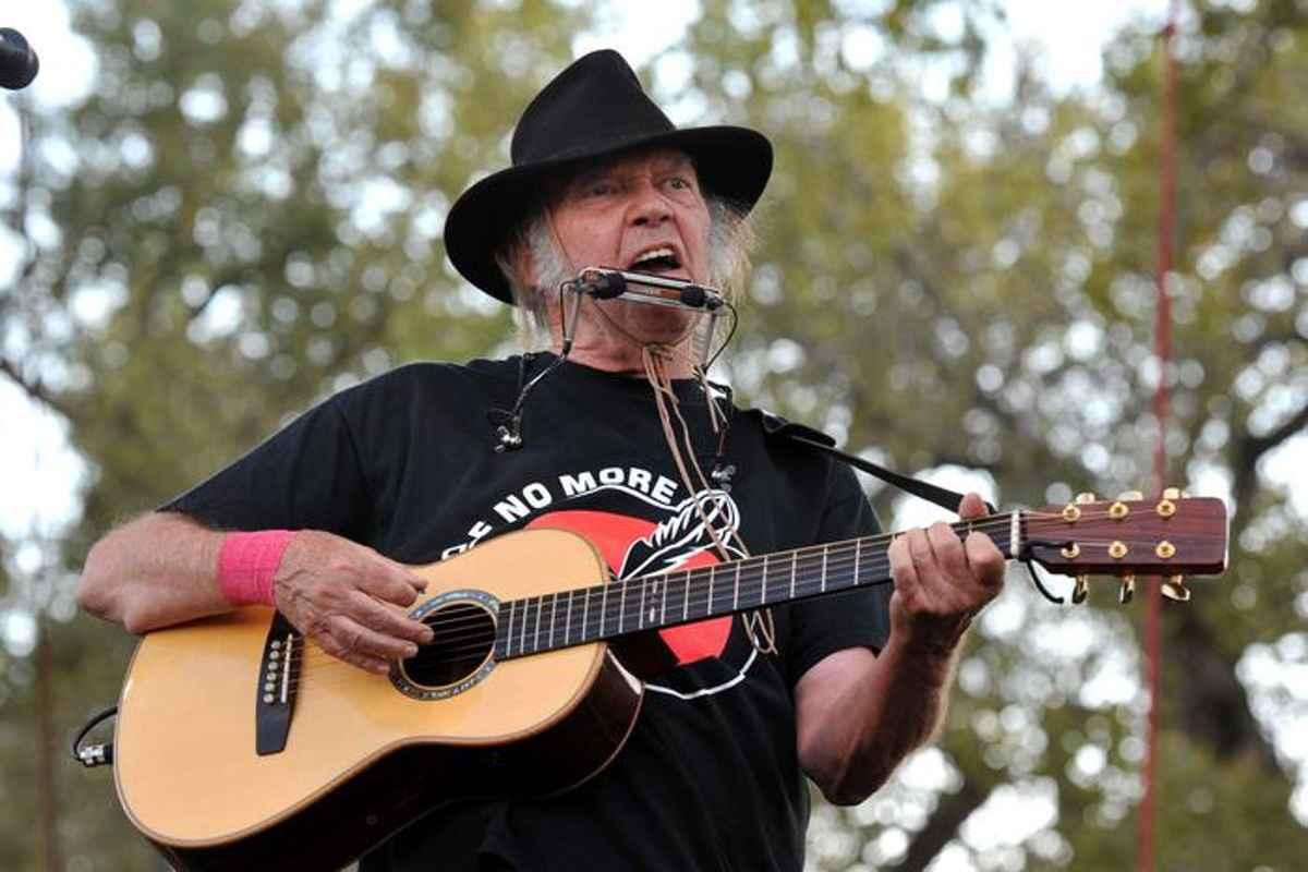 Neil young sorprende tutti e partecipa al festival di glastonbury