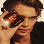 Nicholas galitzine svela il fascino del nuovo profumo emporio armani