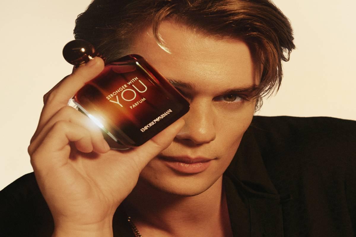 Nicholas galitzine svela il fascino del nuovo profumo emporio armani