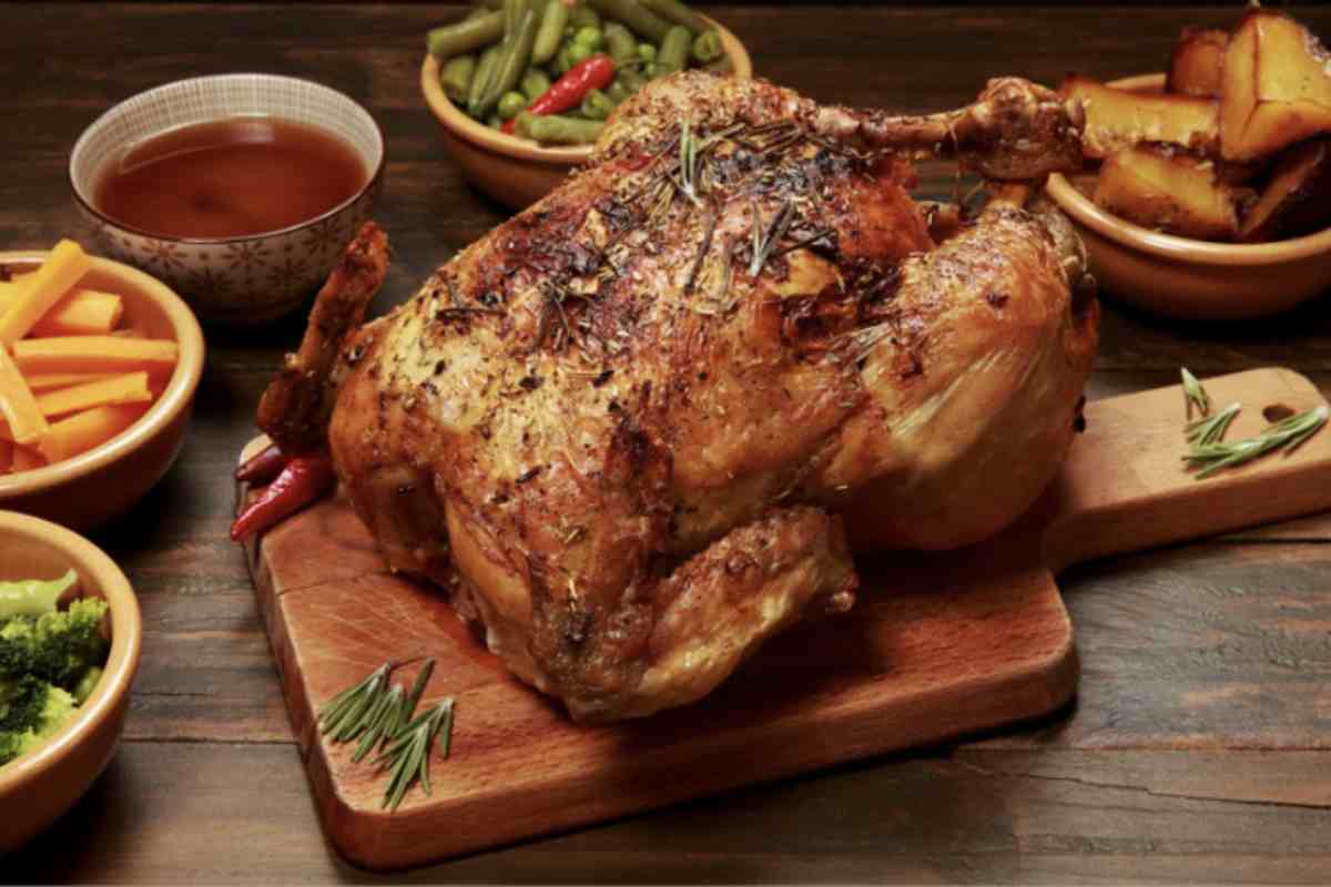 Il pollo è uno dei secondi piatti più amati e versatili in cucina. La sua capacità di adattarsi a diverse preparazioni e condimenti