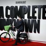 Timothée chalamet sorprende in bici elettrica alla premiere, ma guai con la multa per parcheggio illegale