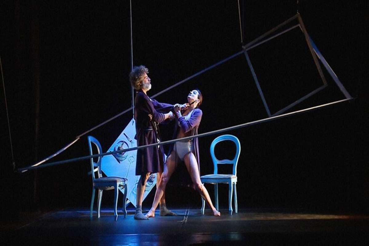 Un viaggio emozionante tra le onde: la casa a picco sul mare al teatro libero