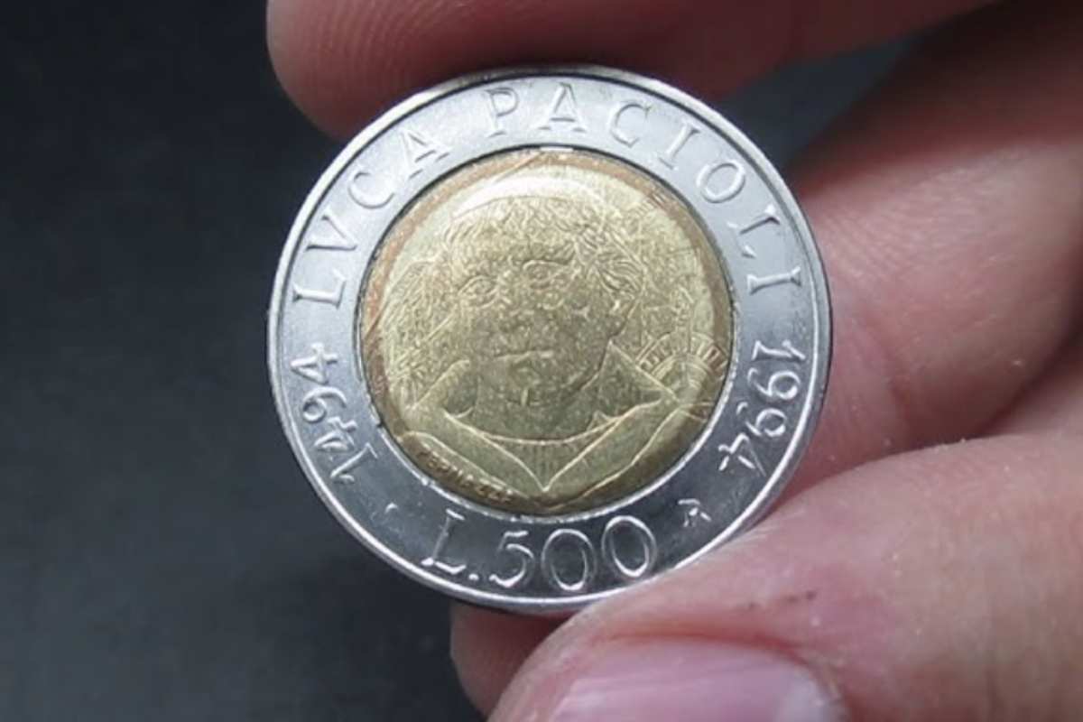 Le 500 lire bimetalliche sono state coniate in diverse varianti nel corso degli anni