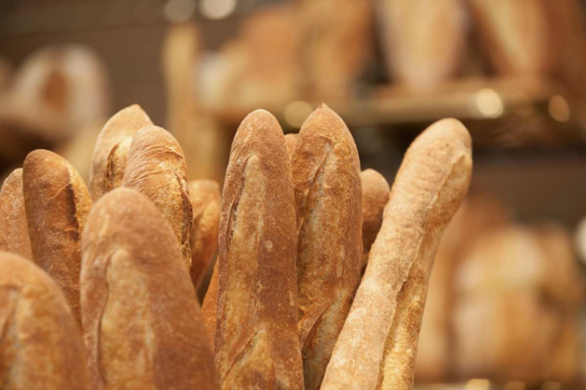 Contrariamente a quanto si potrebbe pensare, il pane di Lidl, incluse le celebri baguette, non viene prodotto direttamente nei punti vendita.