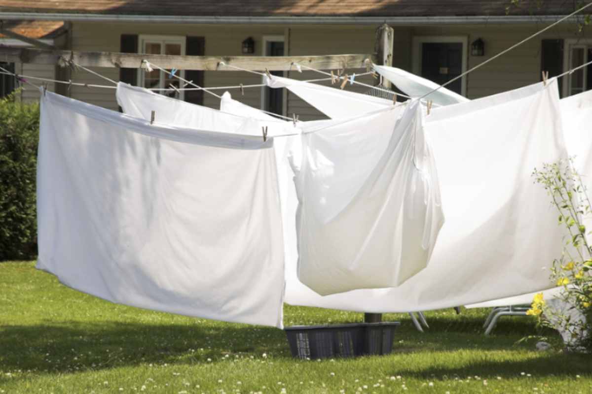 l primo trucchetto della nonna per combattere le macchie di sudore è l'uso del sale grosso.