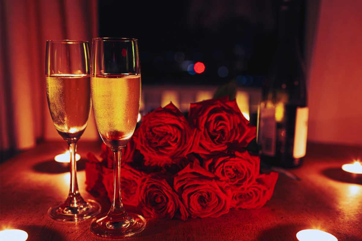 Cena San Valentino con spumante e rose rosse