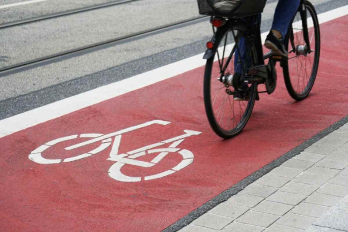 I ciclisti devono utilizzare le piste ciclabili riservate, salvo specifiche eccezioni. È importante rispettare le normative per evitare incidenti,